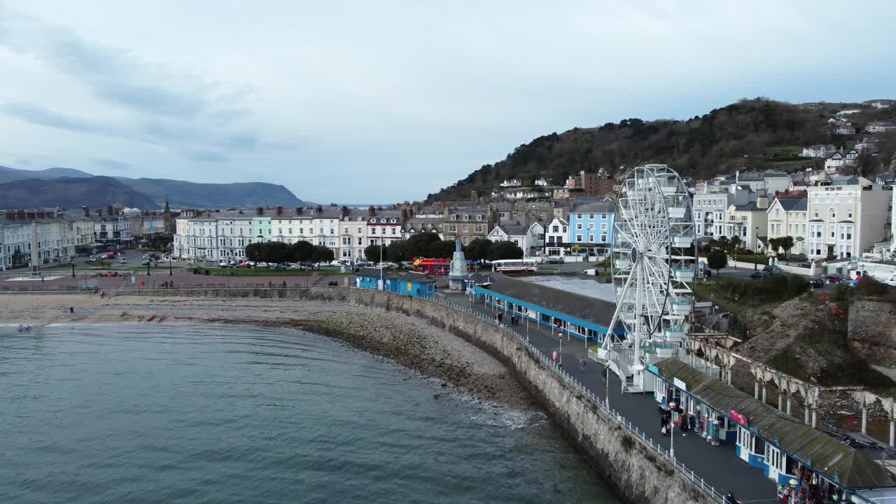 paseo victoriano del muelle de llandudno pasando por la atracción de la rueda de la fortuna y la vista aérea del grand hotel resort