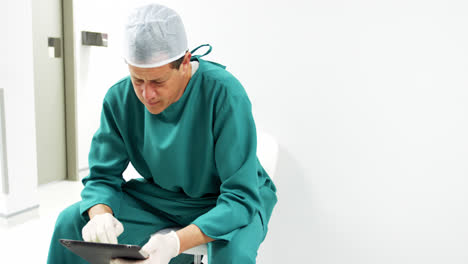 chirurg mit digitalem tablet