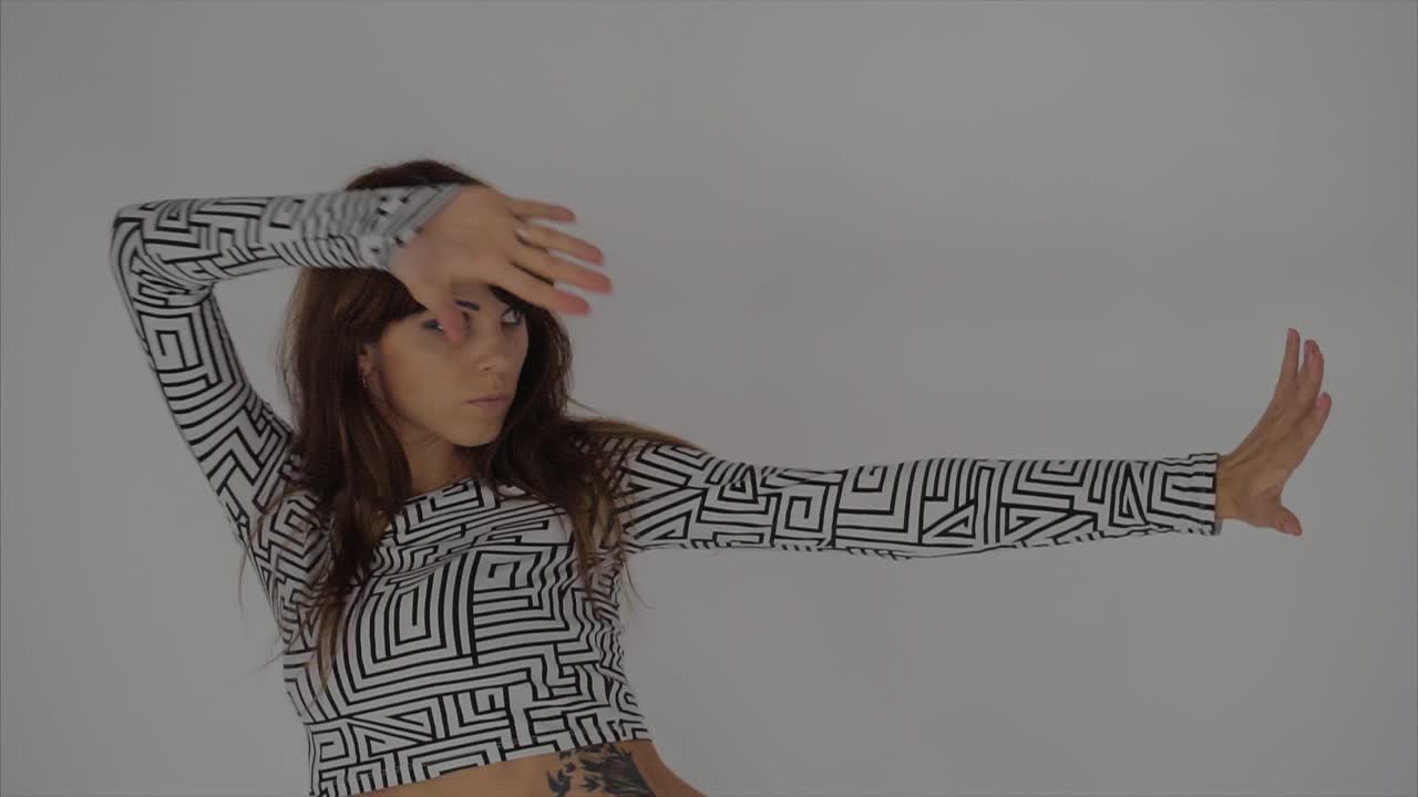 mujer bailando en estudio