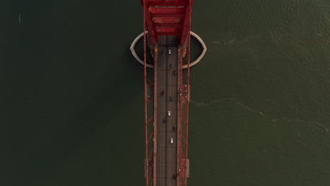 Toma-Aérea-De-Arriba-Hacia-Abajo-Sobre-El-Puente-Golden-Gate-San-Francisco