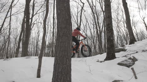 Ciclista-Femenina-En-Fat-Bike-Senderos-Llenos-De-Nieve-En-Invierno