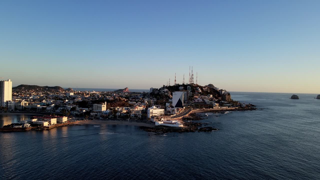 mazatlan 라디오 타워 위의 일몰 페리에서 내린 후 태평양 드론 비행