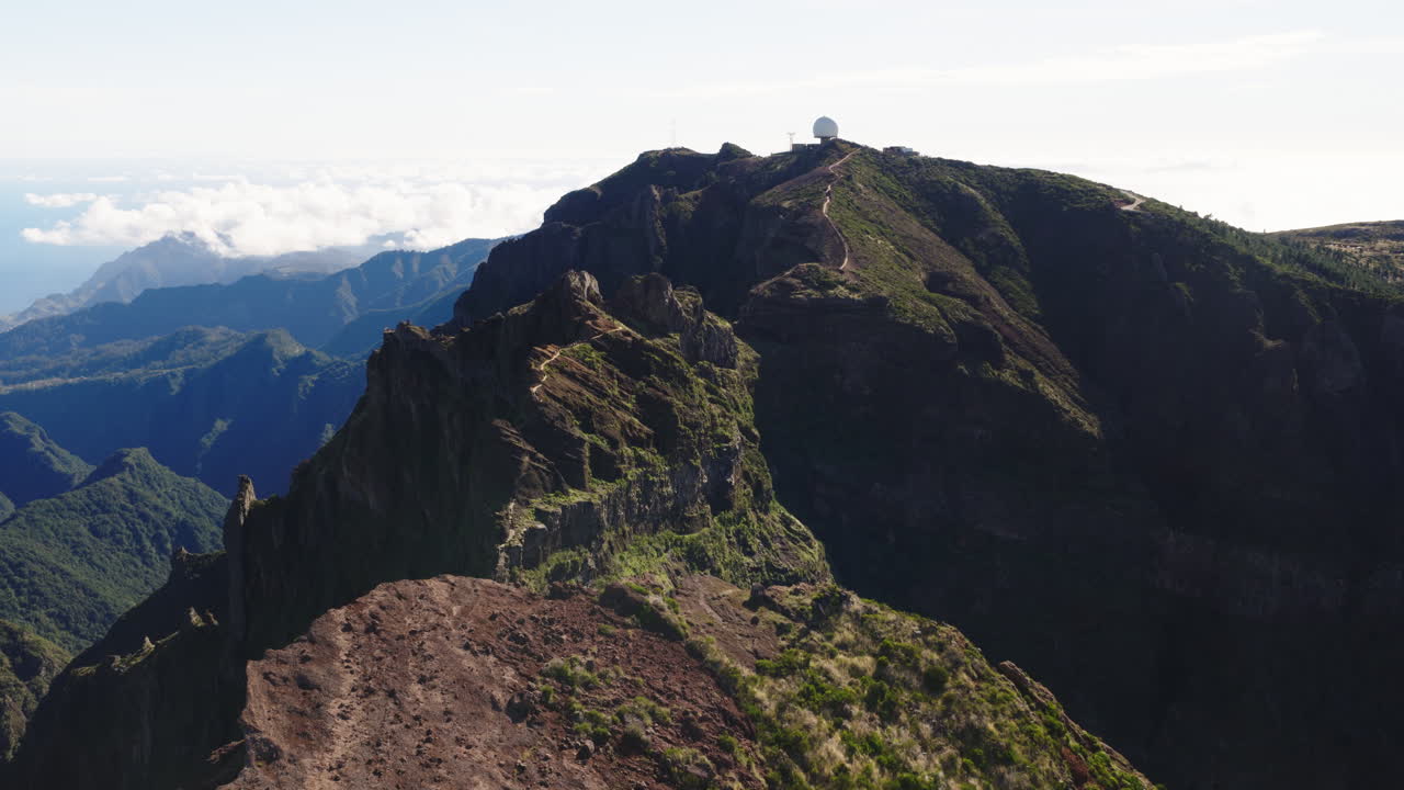 Vista Panoramica della Catena Montuosa e dell'Osservatorio di Pico do Arieiro