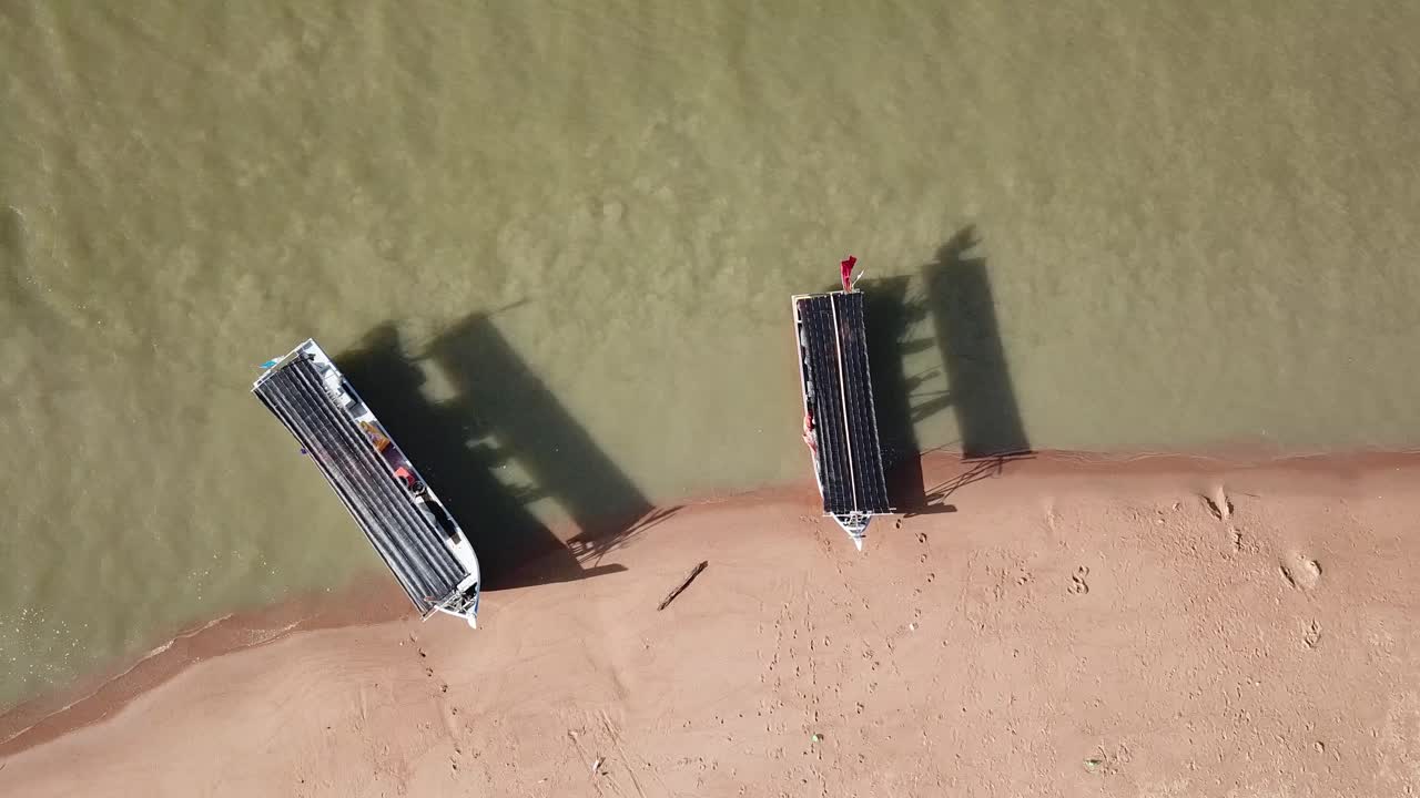 vista de arriba hacia abajo barco de pesca con sombra cerca de la costa.