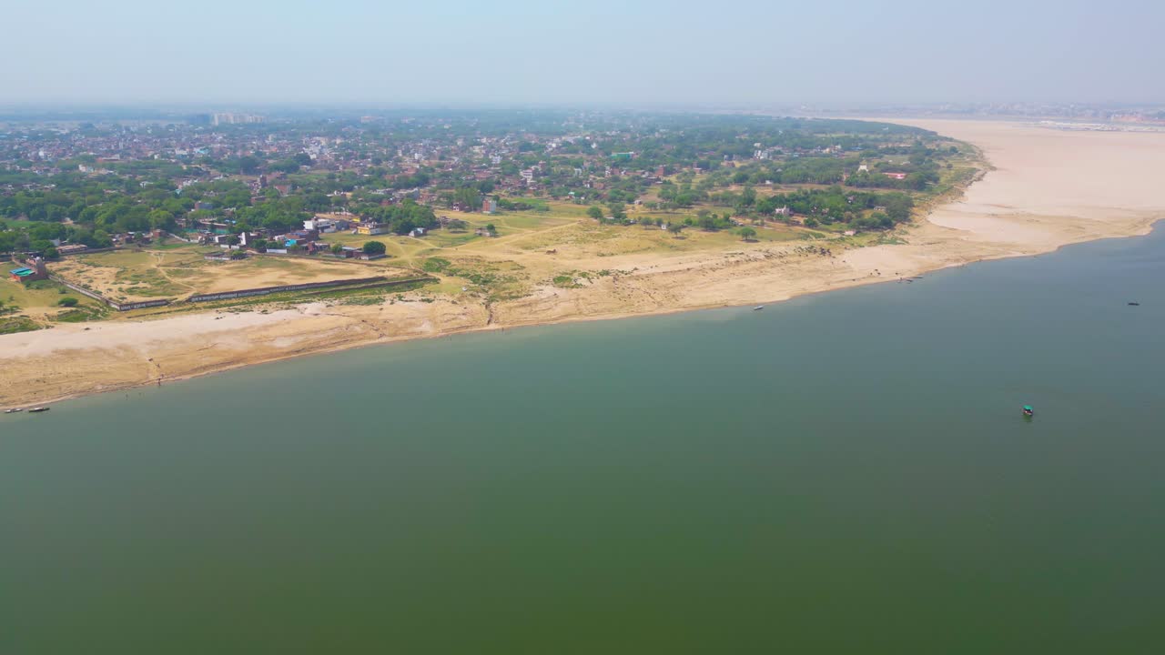Veduta aerea del fiume Gange e dei Ghat a Varanasi, India.