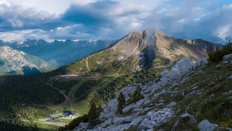 lapso de movimiento de nubes en movimiento sobre la montaña corno nero, italia