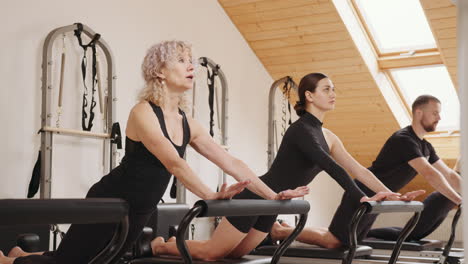 clase de pilates con personas mayores y adultos