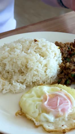 añadir especias a un plato tradicional tailandés
