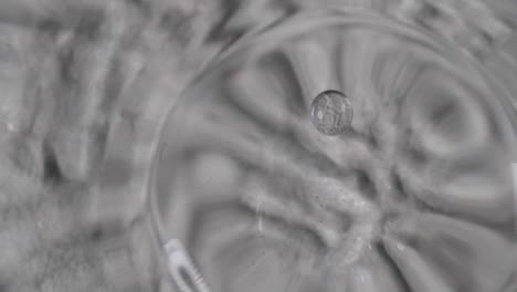 Waterdrops-falling-in-clear-transparent-water--close-up