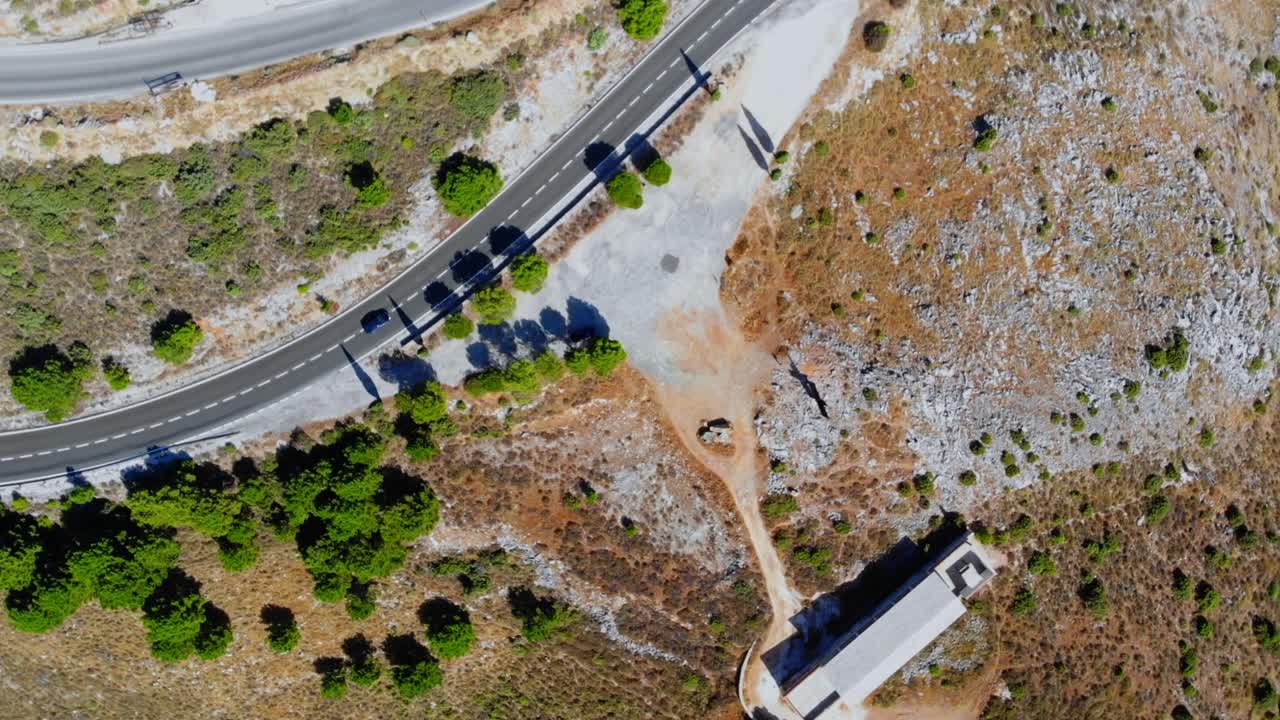 언덕의 도로에서 운전하는 차의 드론  ⁇