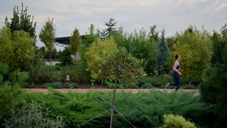 mujer corriendo en un parque