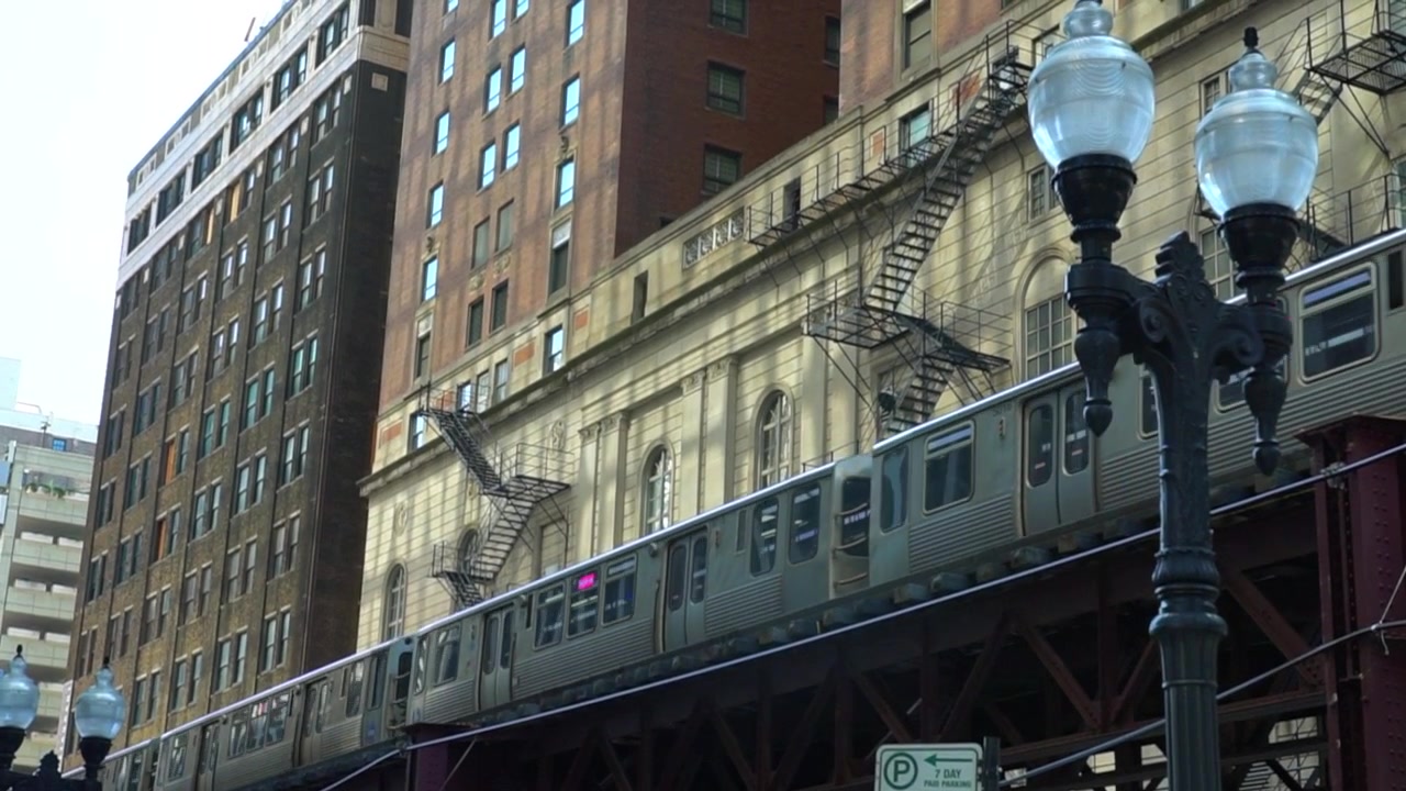 Et tog i Chicago på vej til sit næste stop