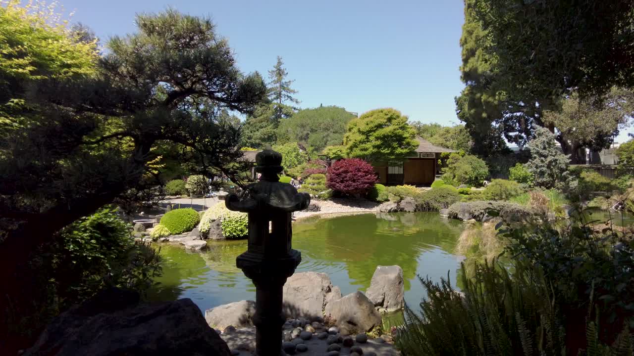 Panoramica intorno al laghetto del giardino giapponese che mostra la fontana