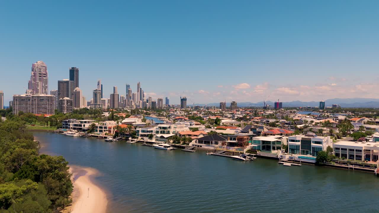 도시 풍경과 수로의 드론 영상