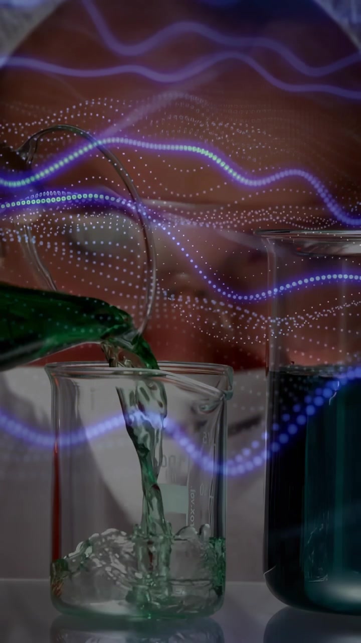Video verticale: Bottiglia che si inclina versando liquido verde in un becher di misurazione, con donna sfocata in sovrimpressione.