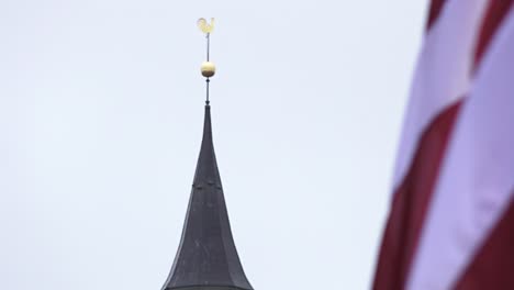 латвийский флаг в праздничные дни