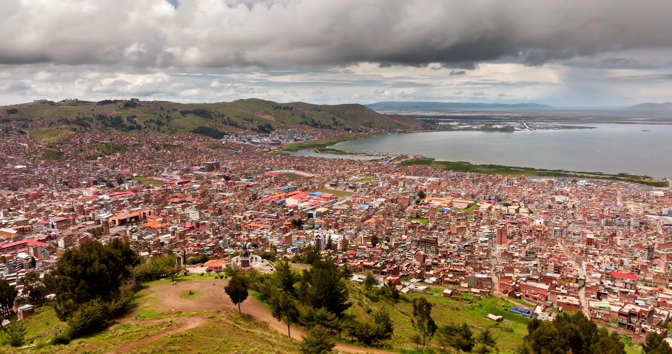 Mirante Cerro Condor com vista para a extensa cidade de Puno no Lago Titicaca. Aérea.