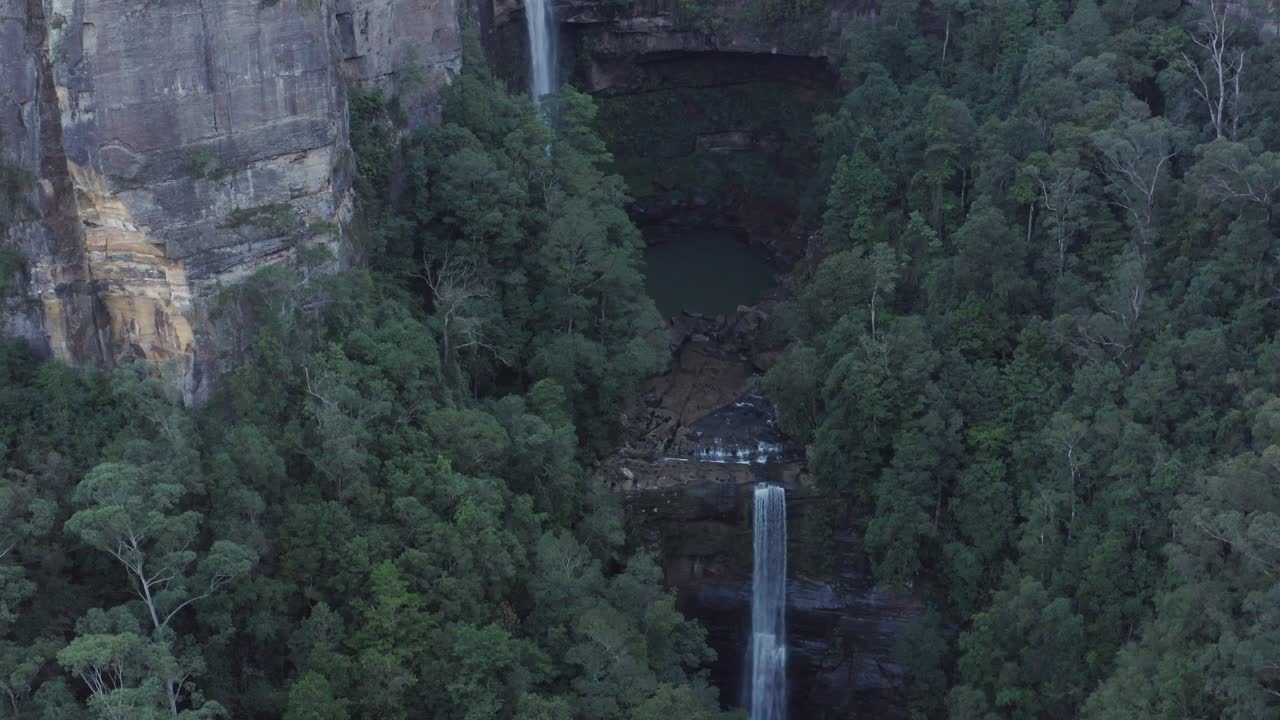 un excelente primer plano aéreo muestra las cataratas de belmore en nueva gales del sur, australia