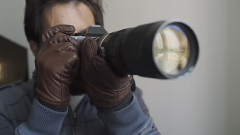 Detective-Privado-Espiando-A-La-Gente-Y-Tomando-Fotografías-Con-Su-Cámara