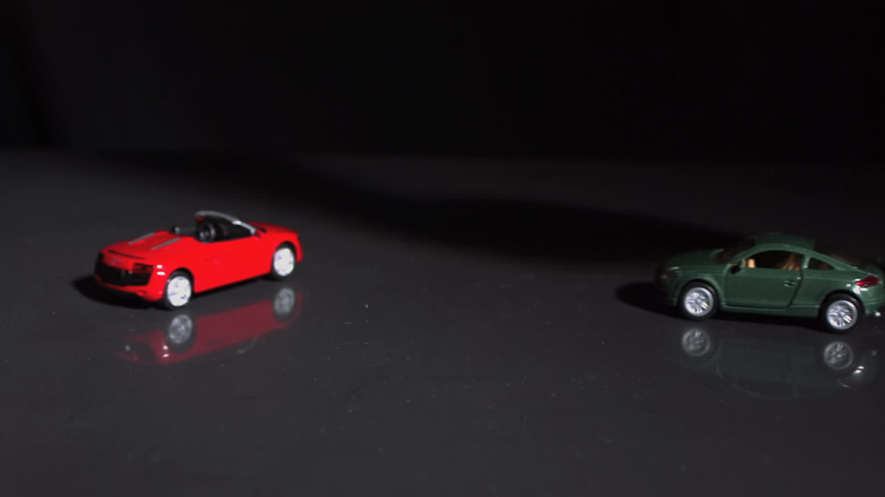 장난감 자동차가 서로 부히고