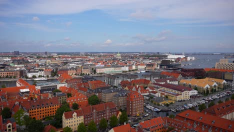 impresionante vista de la ciudad de copenhague con techos rojos y palacios torres, dinamarca