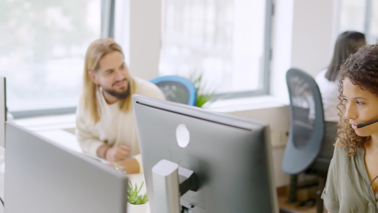 Atmosfera positiva in uno spazio di coworking mentre le persone sono al lavoro