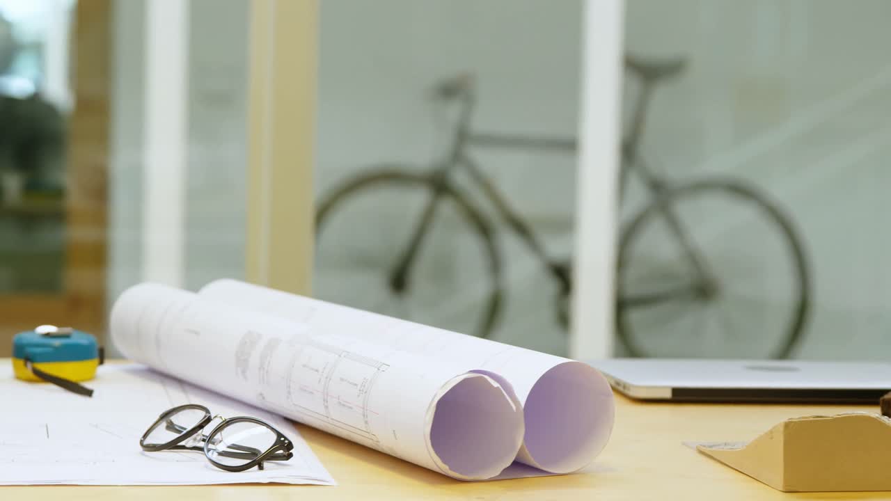 gafas, cinta métrica y plano en una mesa 4k