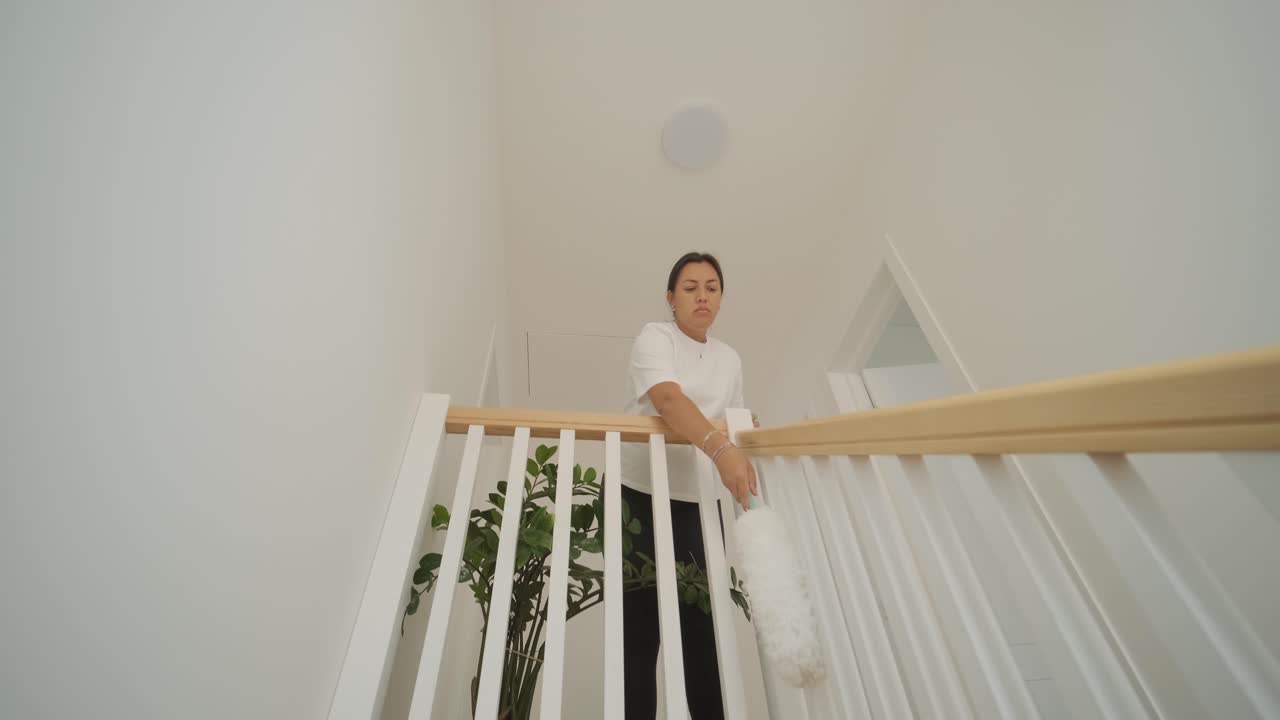 una hermosa mujer embarazada ordenando su casa, ocupada en las tareas domésticas. la escena captura la vida doméstica, la maternidad y el equilibrio de la rutina y la preparación durante el embarazo