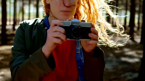 mujer haciendo clic en la foto con la cámara 4k