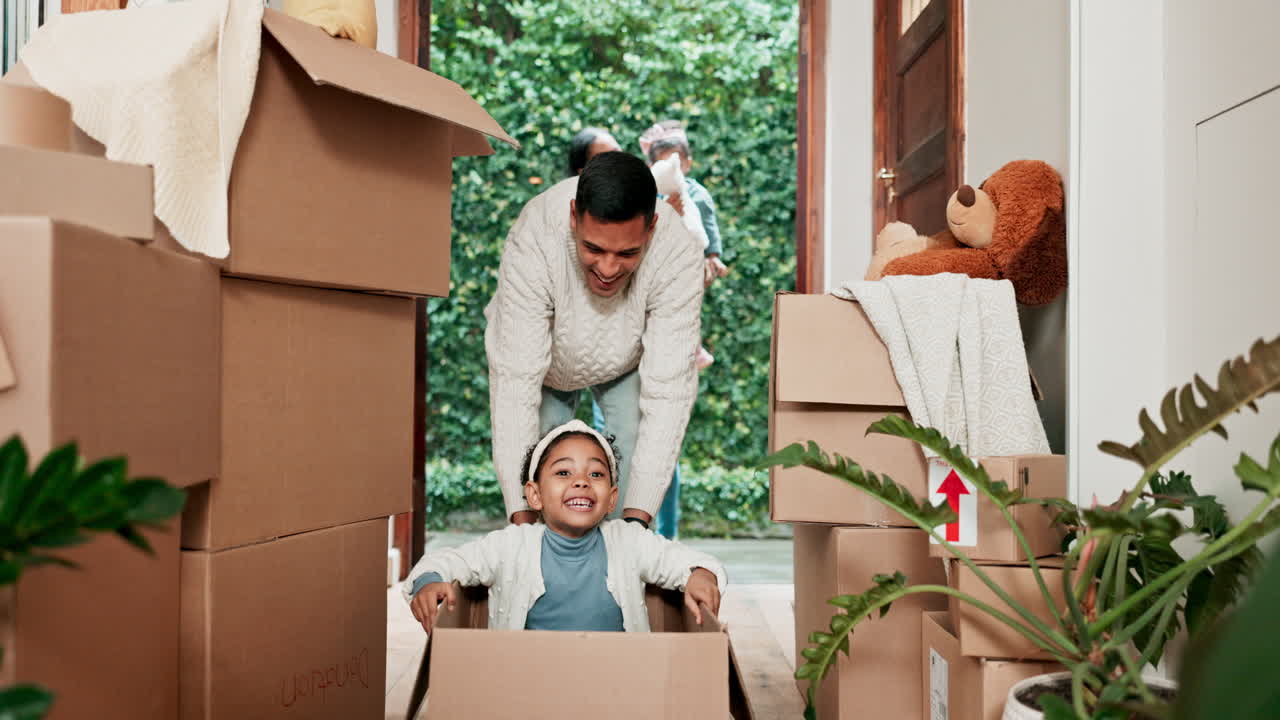 niño, jugando y padre en la nueva casa con caja