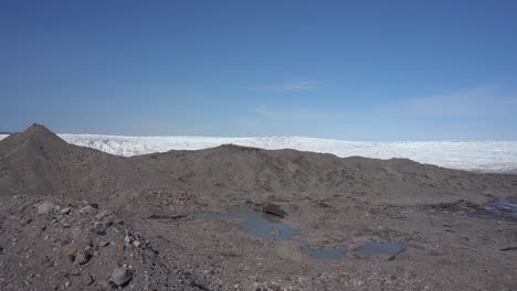 Sartén-De-Mano-Sobre-La-Morrena-Y-La-Capa-De-Hielo-En-Groenlandia