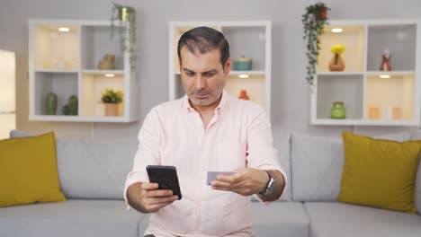 hombre de compras con tarjeta de crédito.