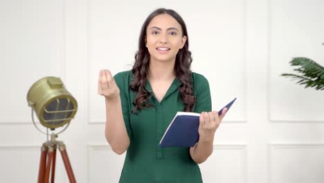 maestro indio enseñando a los estudiantes