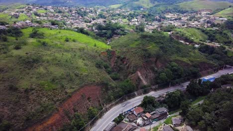 panorámica aérea lenta que muestra la erosión de la colina por carretera en mendes, río de janeiro