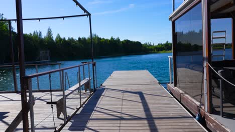 imágenes en movimiento de un muelle de barcos de madera en un lago rural en estonia, harjumaa, europa, báltico en 4k