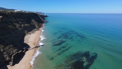 Vista-Aérea-De-Una-Hermosa-Playa-Desierta-Con-Agua-Clara-Y-Arena-Brillante-En-Un-Día-De-Verano