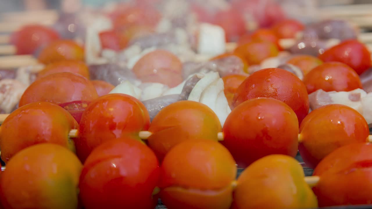 뜨거운 bbq 그릴 에 토마토 와 양파 를 넣은  가 을 요리 하는 것 에서 방출 되는 연기 의 영화