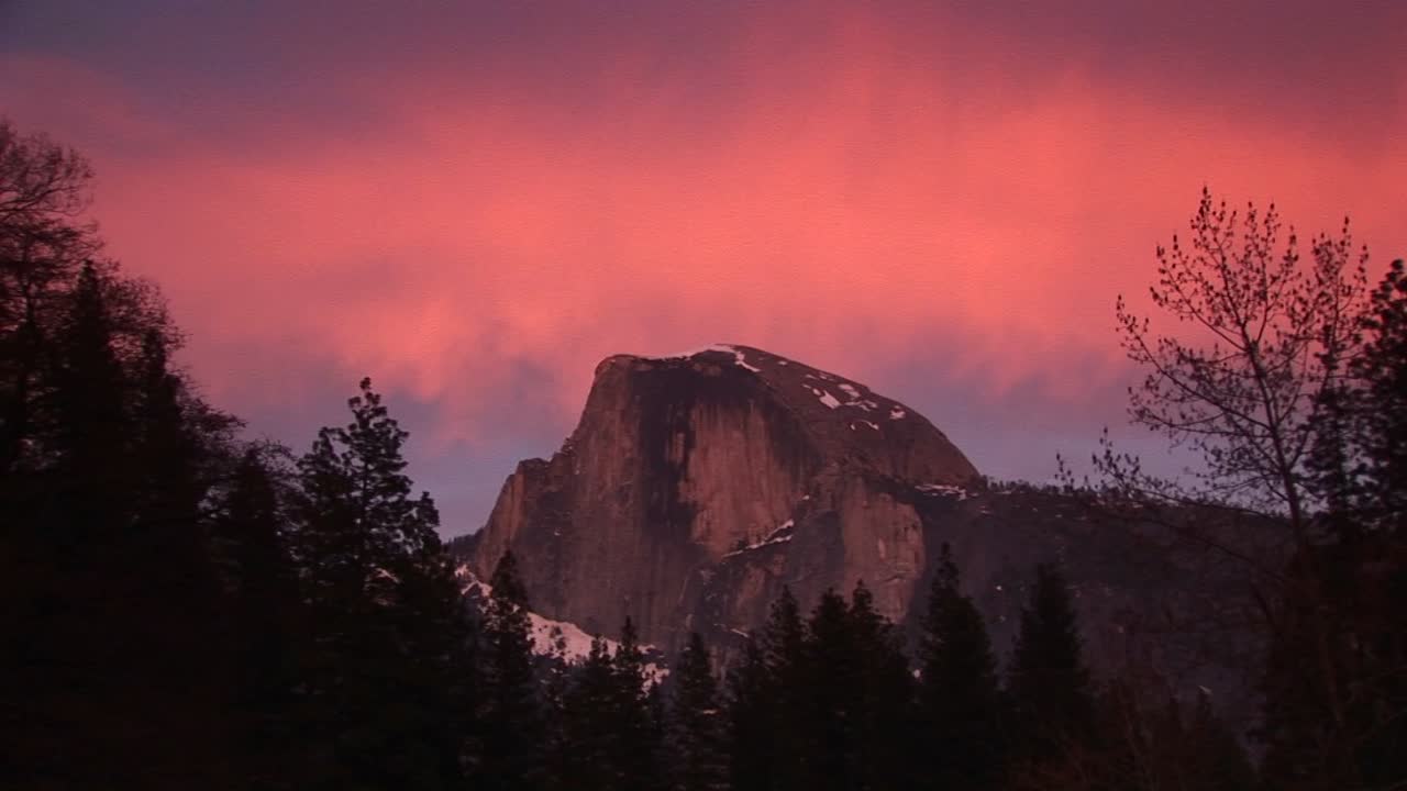 plano medio amplio de la cúpula de yosemite con un cielo ardiente de fondo