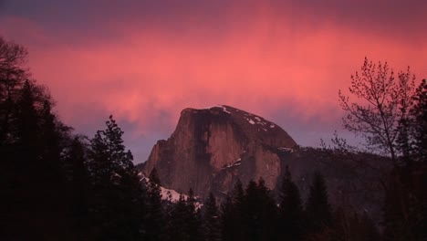 Plano-Medio-Ancho-Del-Halfdome-De-Yosemite-Con-Cielo-Ardiente-En-Segundo-Plano.