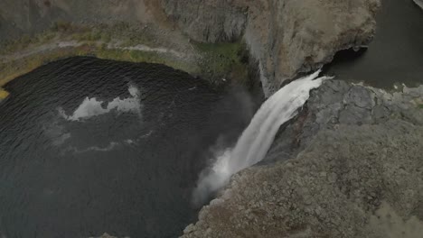 Die-Drohne-Fliegt-Langsam-In-Richtung-Des-Wasserfalls-Bei-Palous-Falls-In-Washington