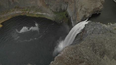 Volando-El-Dron-Lentamente-Hacia-La-Cascada-En-Palouse-Falls-En-Washington