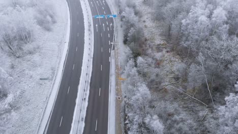 autopista carretera interestatal en el nevado paisaje invernal de suecia - antena