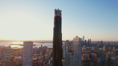 Tiro-De-Bloqueo-Del-Curso-De-La-Enorme-Torre-De-Brooklyn-En-Construcción,-Nueva-York