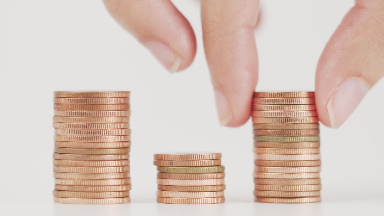 손가락은 더미에서 작은 동전을 들어올립니다.