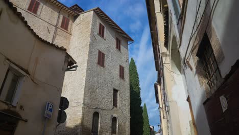 Fachada-De-Piedra-De-Ladrillo-En-El-Casco-Antiguo-De-Spoleto,-En-La-Provincia-De-Perugia,-En-El-Centro-este-De-Umbría,-Italia