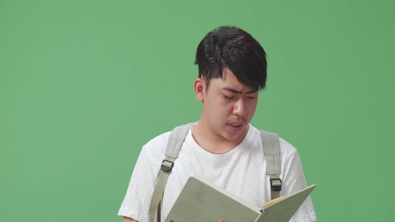 책을 읽고 있는 젊은 남자