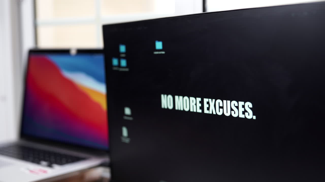 다채로운 노트북 화면, 동기 부여 문장의 팬 오른쪽 샷을 닫습니다.