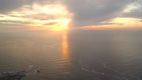 Vista-Desde-La-Cabeza-De-Los-Leones-En-Ciudad-Del-Cabo-Hasta-La-Bahía-De-Campamentos-Y-Los-Doce-Apóstoles-Durante-La-Puesta-De-Sol