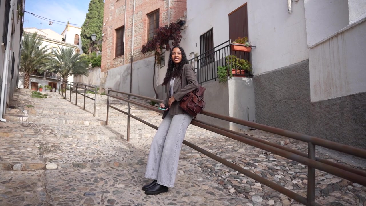 Cautivadora y encantadora escena de callejón en un hermoso pueblo histórico para explorar y disfrutar.