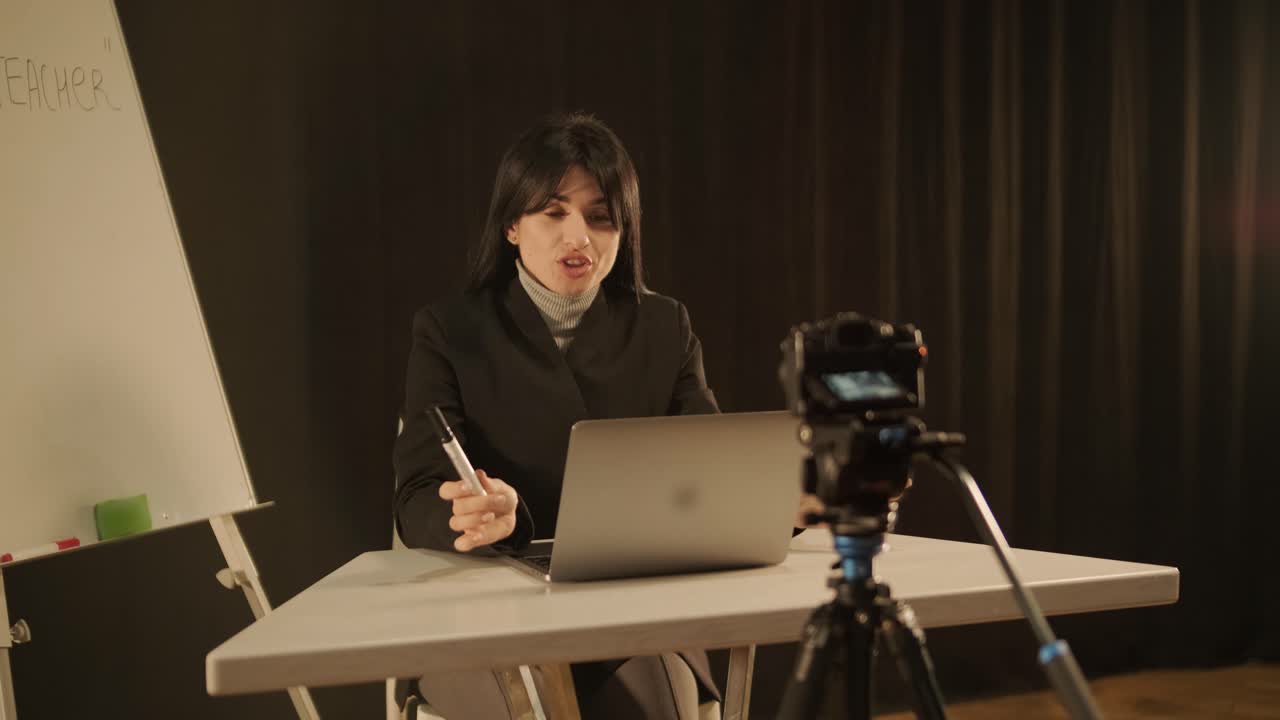 Menedżerka nagrywająca edukacyjny kurs wideo